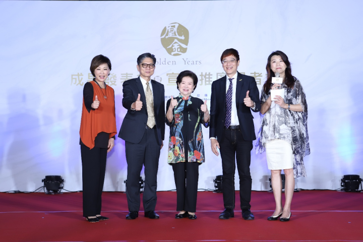 左起：藝人張月麗、雄獅旅遊董事總經理黃信川、「國民阿嬷」陳淑芳、觀光局副局長林信任及廣播主持人蘭萱，23日出席觀光局樂齡旅遊品牌成果發表會。(觀光局提供)