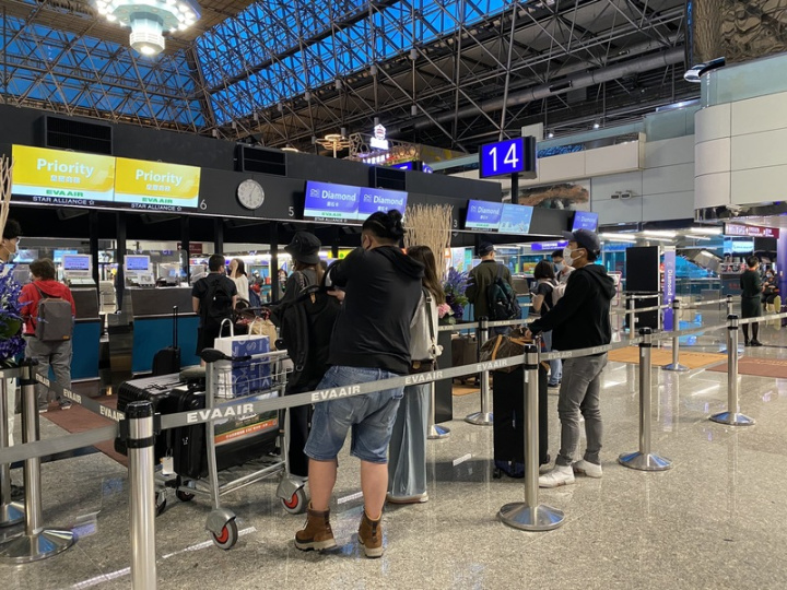 長榮航空在10月25日開航台北－米蘭航線，是國門13日解封後，首家飛新航點的國籍航空公司。實地觀察10月25日當天的桃園國際機場，雖然尚未恢復COVID-19疫情前的熱絡，但人氣已經慢慢重聚，機場內已經可以看到在航空公司櫃台辦理報到的旅客。