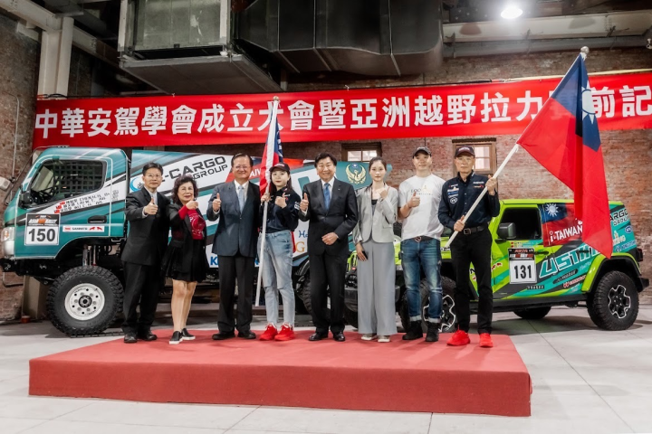 中華安駕學會31日正式成立，消防署長蕭煥章(左三)也到場致詞。(中華安駕學會提供)