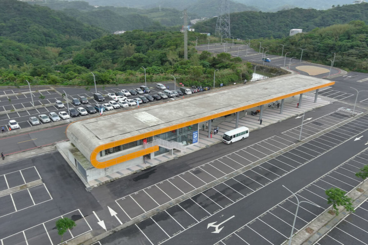 基隆市政府交通處表示，因應海科館帶來大量觀光遊憩人潮及停車需求，市府與海科館合作推動興建調和街轉運站，斥資約新台幣3億元打造，共計有1052格小汽車停車格位、11席大客車停靠月台及基本服務空間，18日正式啟用。（基隆市政府提供）