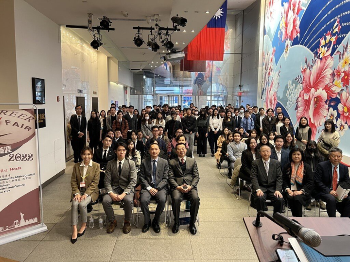 紐約華僑文教服務中心與駐紐約辦事處教育組19日合辦「搭僑第一哩路－職涯Career Fair 2022」活動，替留學生職涯發展解惑，以利在海外扎根。（紐約華僑文教服務中心提供）