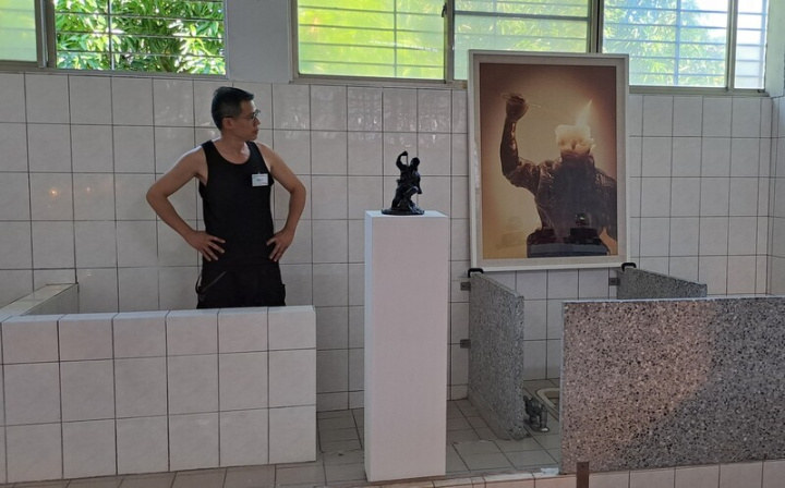 香港藝術家黃國才在國家人權博物館「2022年人權藝術生活節」的展覽中，囚室內放置了他在2014年雨傘運動後製作的警察蠟燭，象徵蠟燭被燃燒後會見到光明；另一張警察蠟燭的大型海報放在蹲廁上，黃國才認為，「他們是屬於這個地方。」