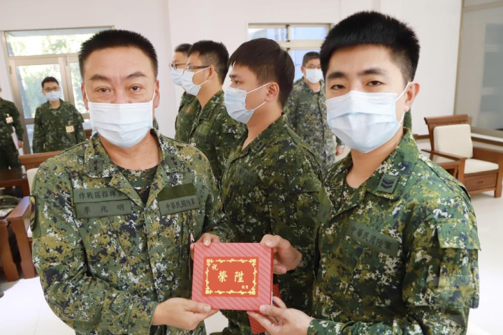 陸軍第十軍團指揮官李中將為晉任人員授階，肯定他們在工作崗位上的努力。（陸軍第十軍團提供）