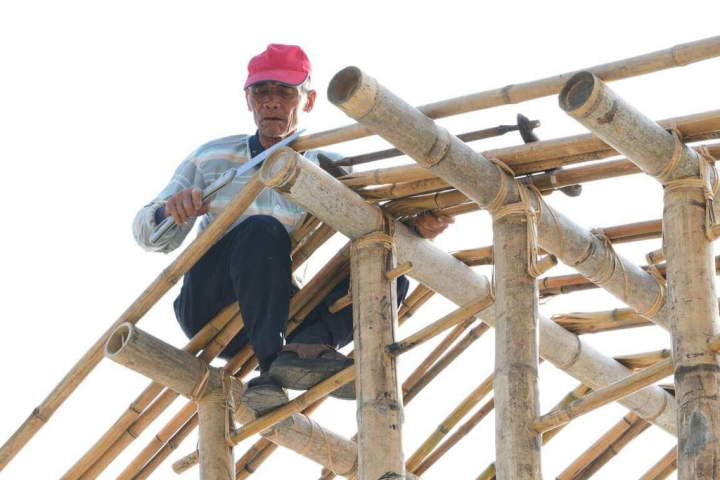 台南市文化資產管理處25日公布，台南市新增「竹籠茨」匠師李養為傳統工藝保存者。（台南市文資處提供）