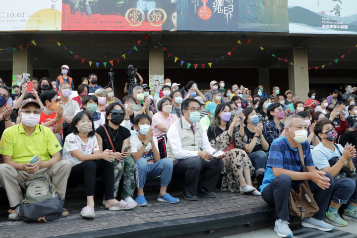 「2022寶島老歌聽-台咖的迷那嗓」台語老歌新唱主題音樂會13日下午在台南文化中心假日廣場開唱，台南市長黃偉哲（前左5）現身與民眾一起坐在台下聽歌。（台南市政府提供）