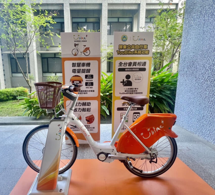 屏東縣政府將於民國112年引進新一代的公共自行車系統微笑單車YouBike2.0，15日由副縣長吳麗雪、微笑單車董事長劉麗珠於縣府內完成簽約儀式，預計在屏東市、潮州鎮、東港鎮及恆春鎮設置130個站點。（屏東縣政府提供）