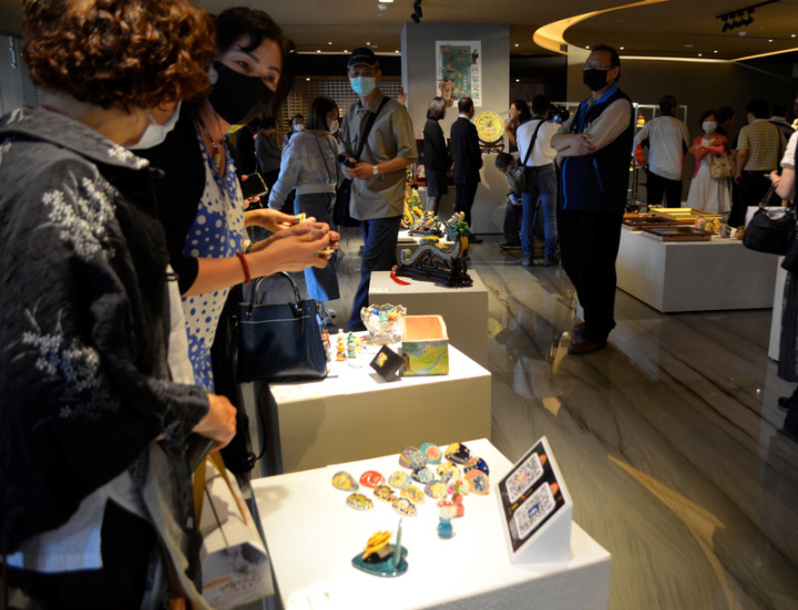 嘉義市交趾陶協會藝師聯展「藝象交融」5日起盛大開展，呈現16名藝師的優秀作品，吸引民眾參觀。