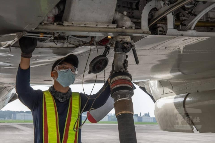 地勤人員為飛機整補。（取自中華民國空軍臉書）