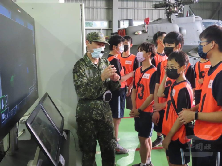 教官為學子們進行航空主力戰機介紹。（陸軍飛訓部提供）