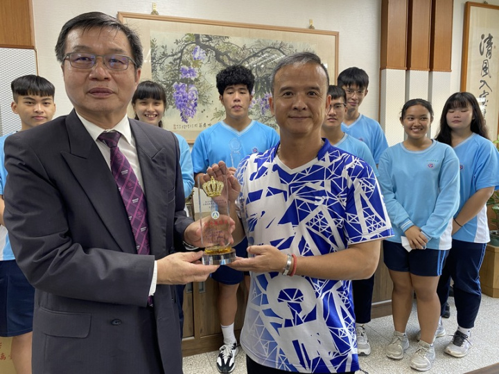 南投高中拔河隊日前參加教育部體育署全國各級學校室外拔河比賽，首次拿下混合組冠軍，拔河隊教練林子堯（前右）也獲得優秀教練獎，14日由校長傅國樑（前左）公開表揚。