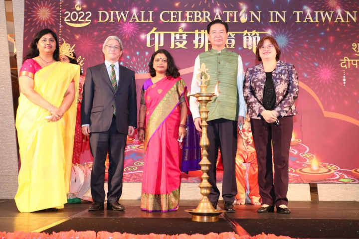 外交部長吳釗燮進行印度新年排燈節傳統祈福點燈儀式。由左至右：「印度台北協會」（ITA）代理會長甘泉（Aparna Ganesan）、國家安全會議副秘書長徐斯儉、立法院「台印度國會議員友好協會」會長吳玉琴委員。