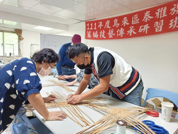 新北市烏來區公所16日表示，泰雅族籐編技藝傳承研習班邀請原住民工藝師Watan．Yumin（吳家丞）（前右）指導編織技巧，盼傳承泰雅文化、智慧及手工技藝。（汪秀琴提供）
