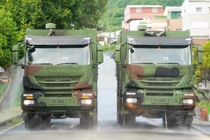 陸戰99旅化學兵連模擬對受攻擊地區實施消除作業。（取自中華民國海軍臉書）