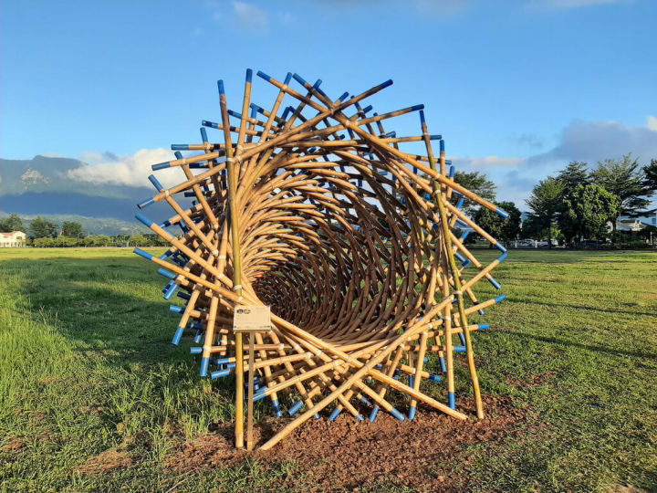 台東縣政府交通及觀光發展處利用秋冬不同風貌與活動，1日宣布推出「台灣好行–鹿野慢漫遊」再優惠專案，邀請民眾到台東享受悠閒風光。圖為2022縱谷大地藝術季展出裝置藝術作品「涵化」。（台東縣政府提供）