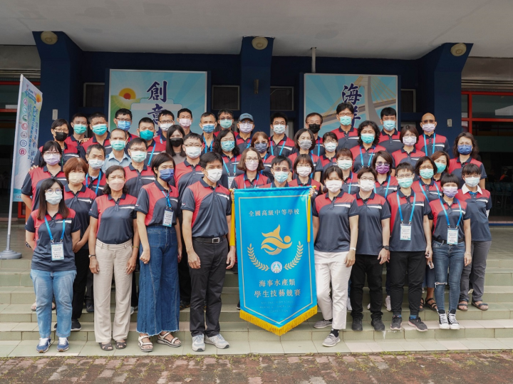111學年度海事水產類學生技藝競賽孰行學校國立東港海事師生合影