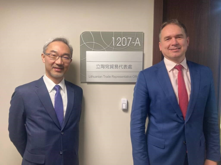 Department of European Affairs chief Vincent Yao (姚金祥, left) visited the Lithuania Trade Representative Office in Taipei early Monday to congratulate the office's representative, Paulius Lukauskas, on the office's opening. Photo taken from Ministry of Foreign Affairs' website