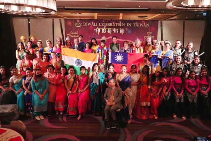 外交部長吳釗燮與現場嘉賓及現場表演團體合照。