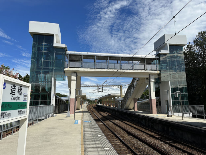 苗栗造橋火車站橫跨月台天橋過去缺乏無障礙設施，經台鐵辦理改善工程，新建2部電梯並整建原有天橋，耗資新台幣2168萬元，1日正式落成啟用。（台鐵提供）