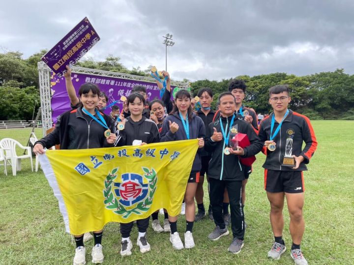南投高中拔河隊日前參加「教育部體育署全國各級學校室外拔河比賽」8人560公斤級混合組，首次拿下冠軍。（南投高中提供）