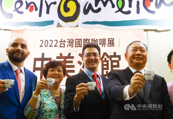 Vice Foreign Minister Alexander Yui (俞大㵢, right) is seen at the stand set by the Central American Trade Office (CATO) at the Taipei Nangang Exhibition Hall Friday. CNA photo Nov. 18, 2022