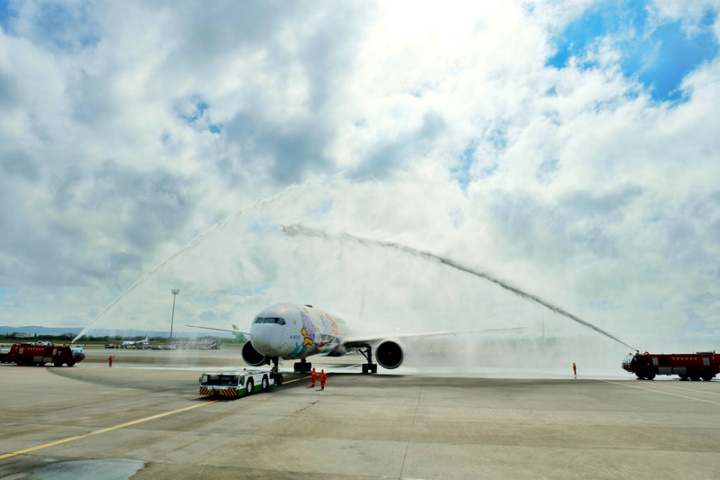 桃園國際機場公司3日特別為長榮航空公司慕尼黑新航線的首航班機，派出消防車灑水進行水門禮儀式。