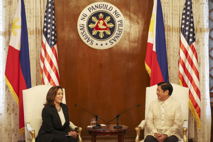 美國副總統賀錦麗22日赴菲律賓巴拉旺島，登上大型南海多功能巡邏艦並聽取菲國海巡簡報。圖為賀錦麗（左）21日與菲國總統小馬可仕（右）會談。（菲律賓外國記者協會提供）