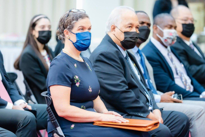 美國在台協會台北辦事處處長孫曉雅（左一）及友邦駐台使節等出席11月7日台美「發展及人道援助合作瞭解備忘錄」宣布茶會。