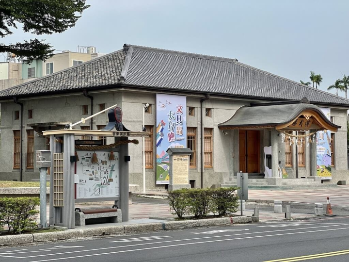 屏東演武場前甫完成裝置藝術候車亭，將竹劍、護具劍道文化躍於亭上，再配上日本傳統注連繩，與歷史建築相呼應，展現濃濃的日式風情。（屏東縣政府提供）