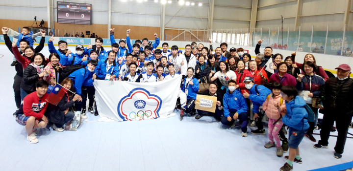 台灣青男曲棍球隊10月31日在世界全項目滑輪溜冰錦標賽奪冠，駐阿根廷代表曹立傑伉儷也到場加油，阿根廷當地的台灣僑民也組加油團，為台灣選手大聲歡呼打氣，賽後留下合影。