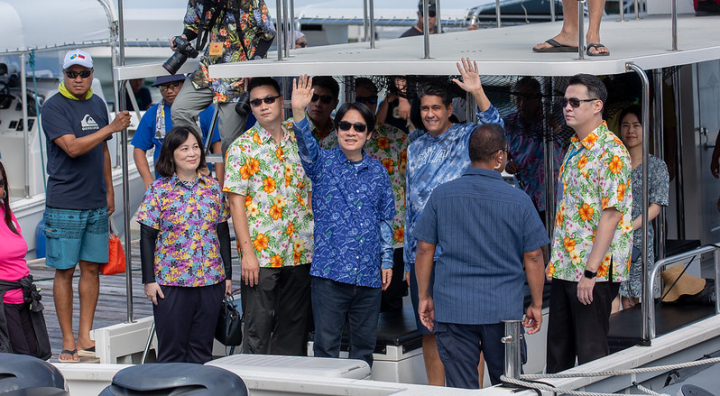 副總統自帛琉老爺大酒店碼頭登船，惠恕仁總統特別親自駕船陪同副總統見證帛琉的海洋觀光魅力