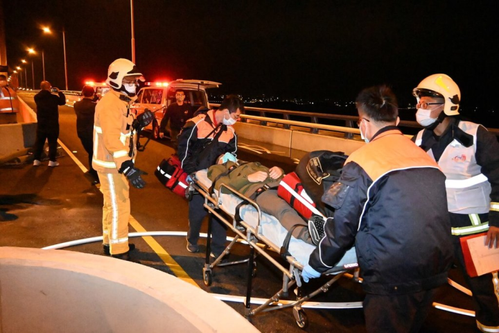 金門縣消防局3日表示，金門大橋災害搶救演練2日深夜進行，實地驗證封橋、橋上災害交通管制、人命救助等應變作為；受傷人員由救護車給予生命徵象評估及傷情緊急處置後送醫。（金門縣消防局提供）