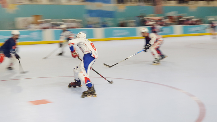 台灣青男曲棍球隊10月31日在世界全項目滑輪溜冰錦標賽奪冠，選手面對強擊及開局落後壓力時仍冷靜面對，尋找每次突破劣勢的機會。
