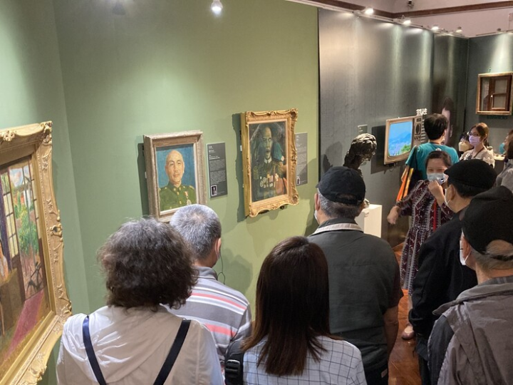 政治受難者與家屬參訪二二八國家紀念館特展「手完成的話——時局下的李石樵人物畫」，圖為聽取李石樵《大將軍》導覽解說