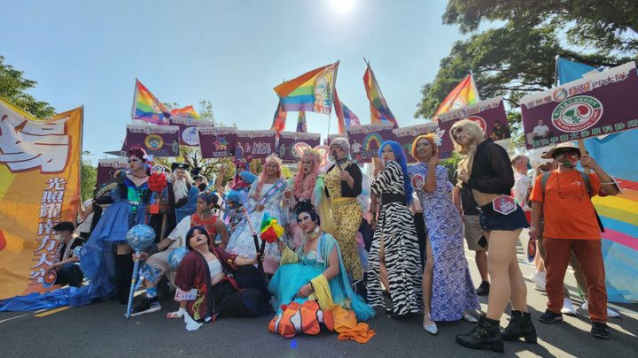 2022第13屆高雄同志大遊行19日在鹽埕區盛大舉行，今年以「無體之愛」為主題，吸引民眾到場共襄盛舉，不少人更是特地打扮前來響應。