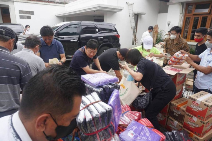 台商將物資運至印尼地震重災區，並送至政府物資尚未抵達的偏遠區域。（三輪慈善基金會提供）