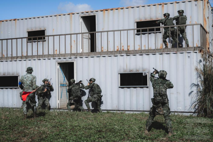 官兵執行限制空間戰鬥，肅清殘敵。