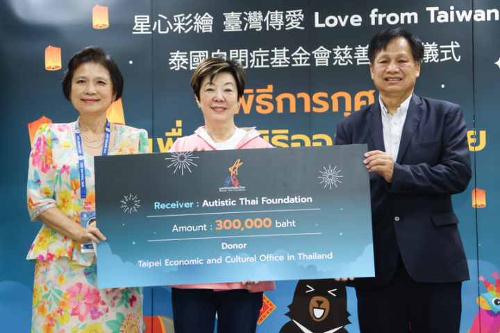 台灣APEC領袖代表張忠謀夫人張淑芬（中）19日上 午參訪泰國自閉症基金會，代表台灣政府捐贈30萬泰 銖，傳遞關心與祝福。