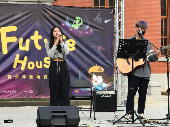 音樂社團指導老師鄧韶宣老師(右)和指導社團學生一同演出