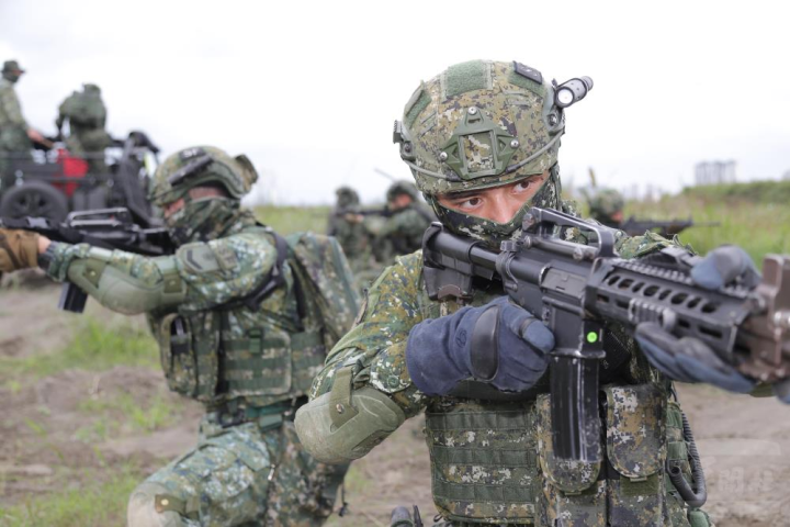 特戰官兵以務實的態度，操演每個戰術動作。