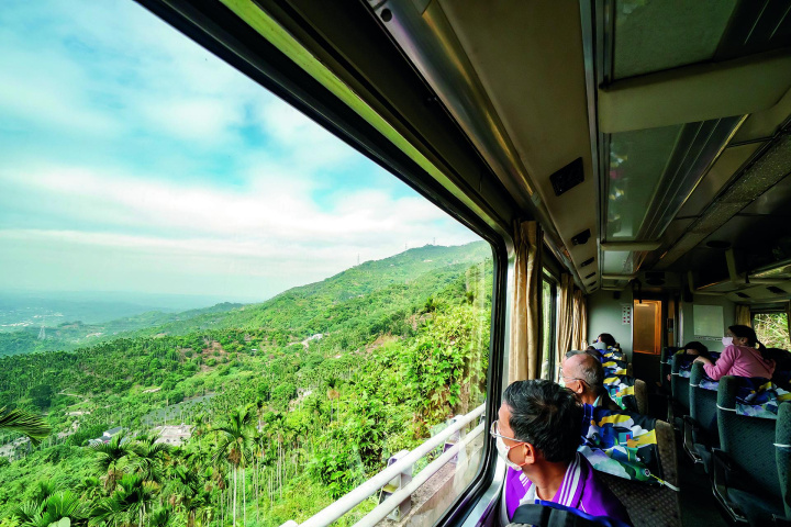 搭小火車上阿里山，窗景收羅了不同氣候帶的風景。