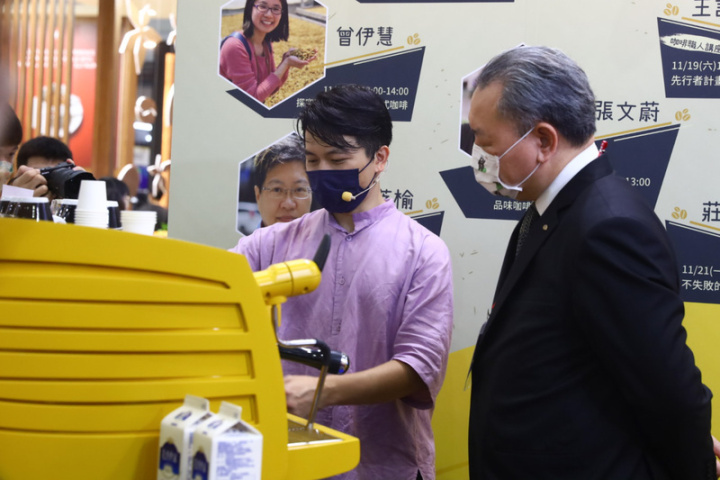 外交部次長俞大㵢（右）18日出席台灣咖啡展，並在中美洲館與世界咖啡師大賽冠軍吳則霖（左）共同沖煮咖啡。