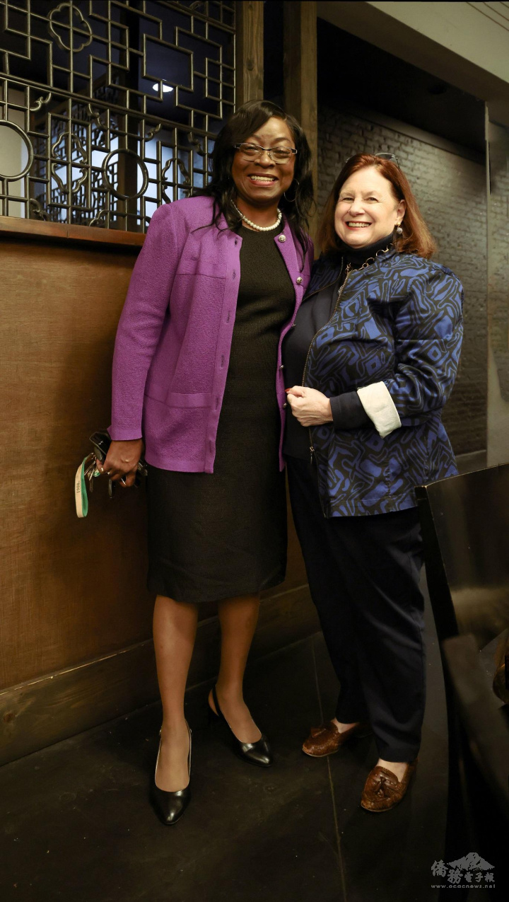 職業說客Patsy Eccles (右一) 和塔城市議員Diane Williams-Cox (左一) 一齊促成10月27日成為塔城Lucy Ho Day的這件美事【攝影：夏良宇】