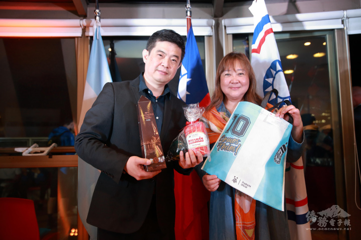  僑團贈送阿根廷特產給臺灣隊