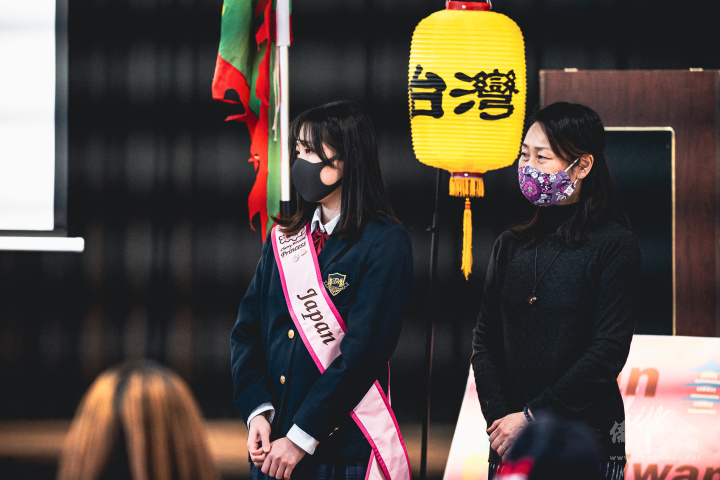 活動嘉賓日本親善大使櫻花小姐Mizuki Sugai(左)及日本大使館武官夫人(右)