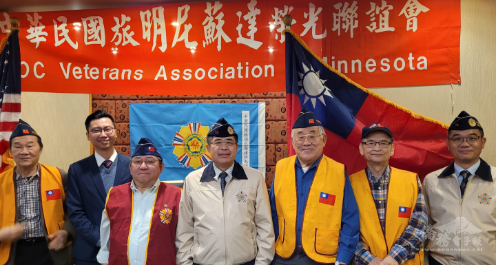 陳迺杰會長(左三)和倪邦臣組長(左四)