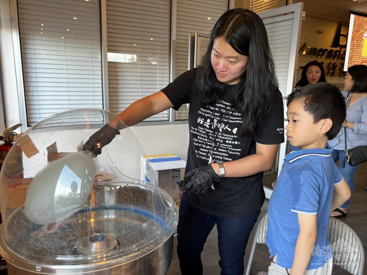 現場備有童趣滿滿棉花糖機，受到小朋友歡迎