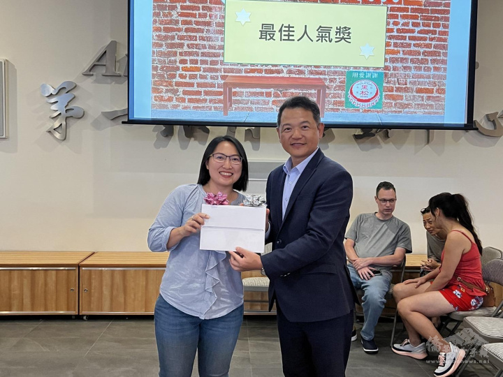 最佳人氣獎由陳怡儒(左)準備的「爽脆涼拌雞胗」贏得最大獎iPad