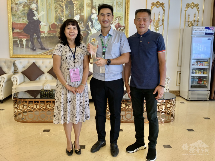 王映陽主任致贈蘇比克Olongapo市市長感謝座並與MSK集團總經理蘇國芳合影