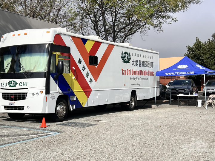 慈濟大愛牙醫醫療車在場服務