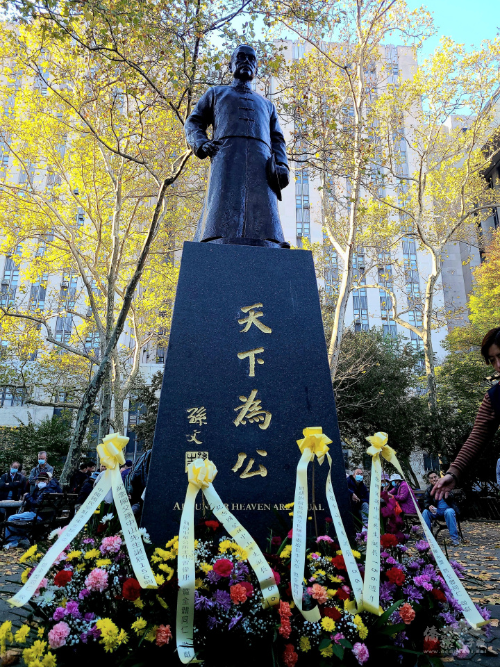 紀念大會結束後，至中山廣場瞻仰國父銅像並獻花